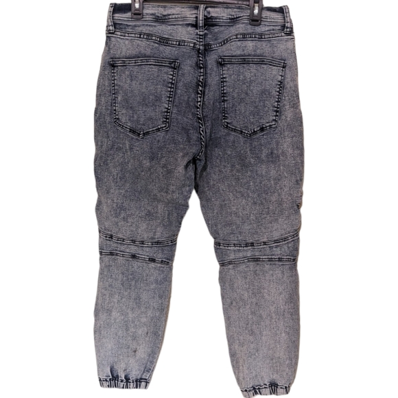 Acid wash stretch denim joggers with interesting details - Picture 3 of 6